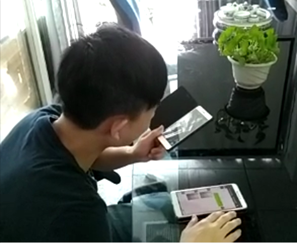 科頤辦公工程師在用視頻教客戶處理問題，客戶在師傅的指導下自己動手查檢配件