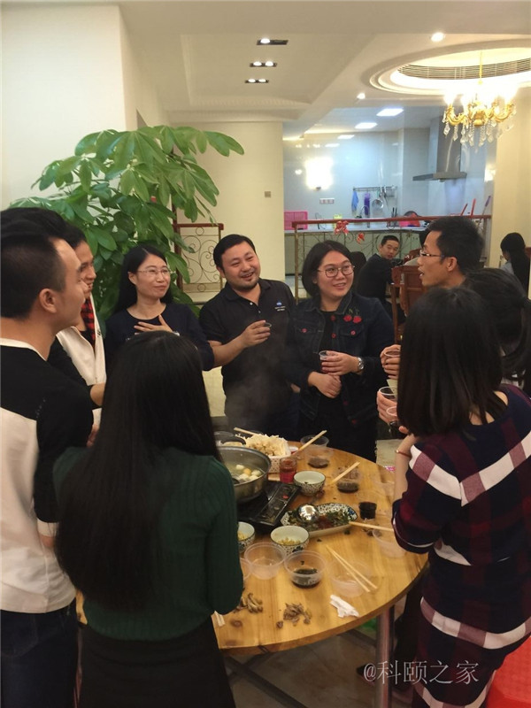 科頤兩位老板過來敬酒，大家苦樂融融-科頤辦公