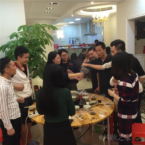 科頤兩位老板過來敬酒，大家苦樂融融-科頤辦公