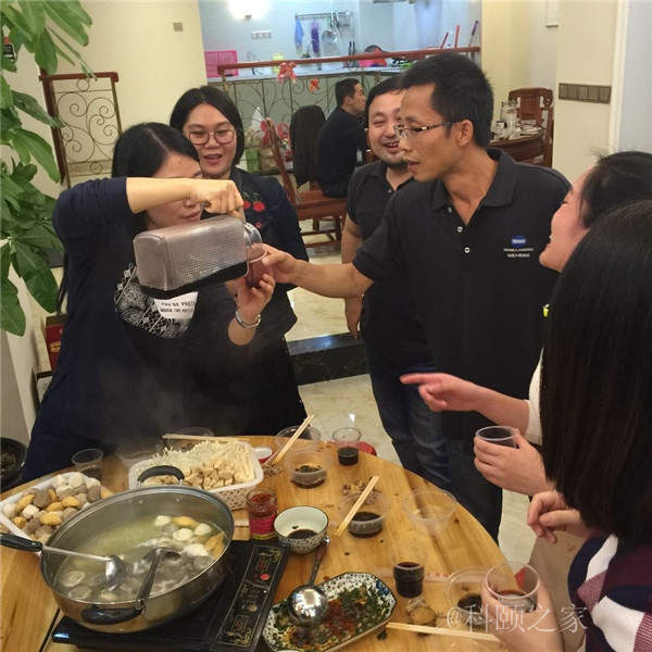 科頤兩位老板過來敬酒，大家苦樂融融-科頤辦公
