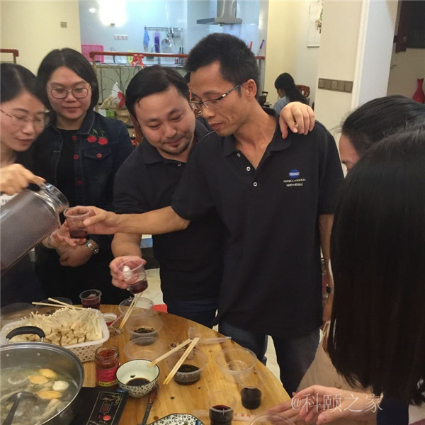科頤兩位老板過來敬酒，大家苦樂融融-科頤辦公